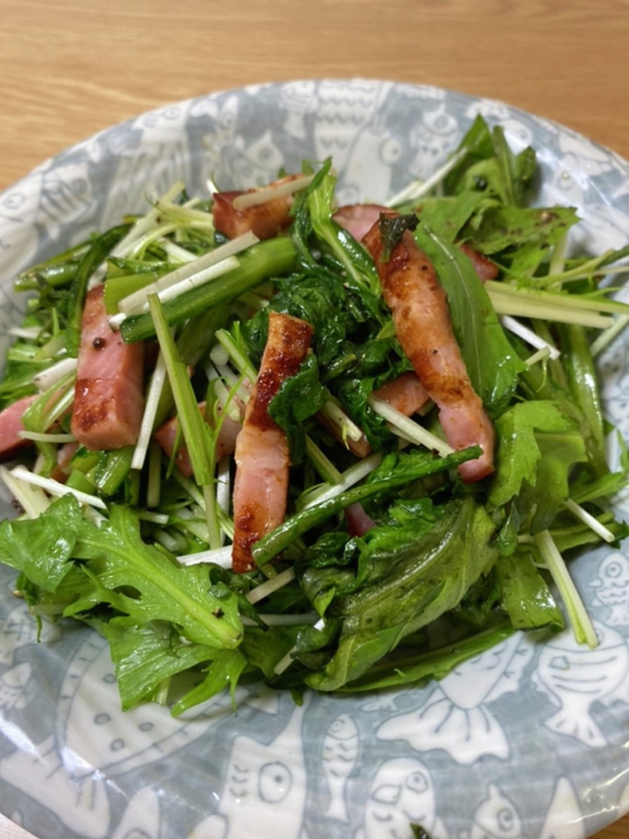 ほろ苦♩春菊と水菜のベーコン炒めの画像
