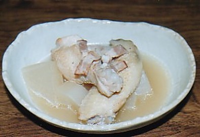 鶏手羽と大根の煮込みスープの写真