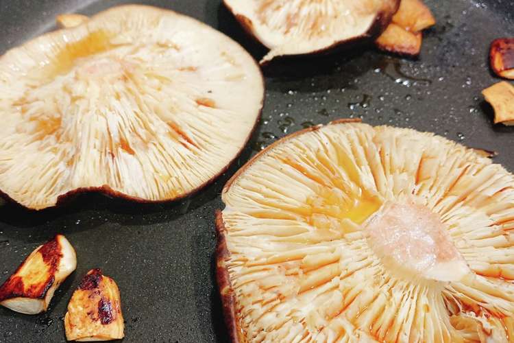 簡単 美味しい つゆだくの焼き椎茸 レシピ 作り方 By Tsurutaku クックパッド 簡単おいしいみんなのレシピが360万品