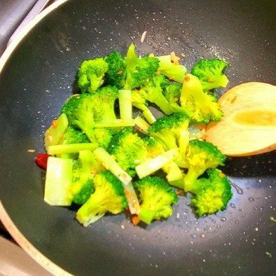 作り置き副菜ブロッコリーのペペロンチーノの写真