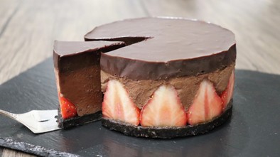 生チョコムースストロベリーケーキの写真