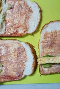 息子の軽食卵ロールサンドイッチ