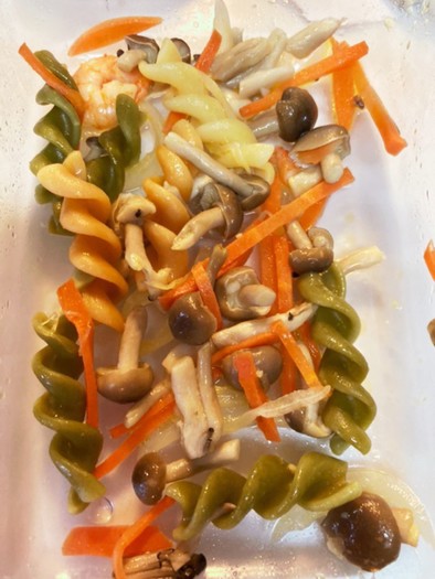 マカロニとえびのお惣菜サラダの写真