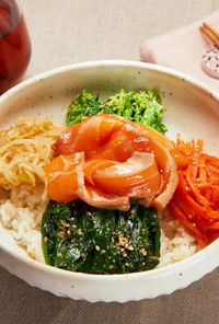 彩り野菜とサーモンのナムル丼