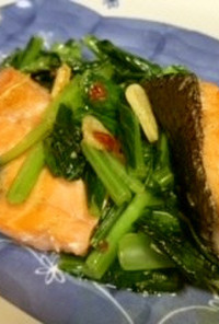 鮭と小松菜のオリーブ炒め