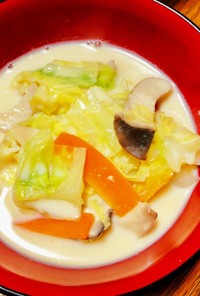 【簡単】キャベツとキノコの豆乳味噌スープ