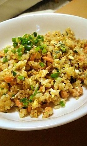 簡単で美味しい!鮭フレークのチャーハン♪