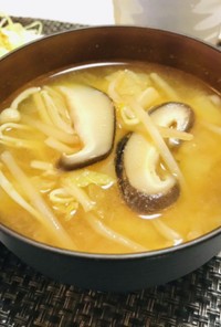 えのきと椎茸と白菜ともやしのお味噌汁