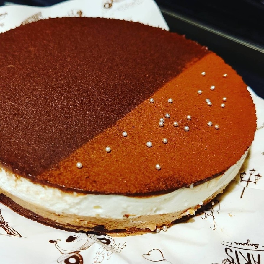2層のチョコチーズケーキの画像