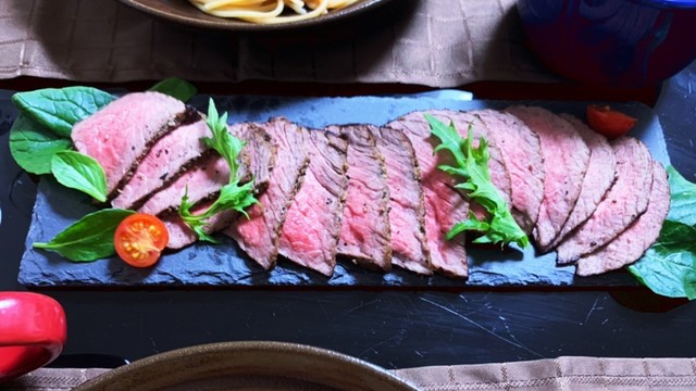 失敗しない 湯煎でローストビーフ レシピ 作り方 By ｎまま クックパッド 簡単おいしいみんなのレシピが359万品