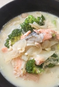 簡単ヘルシー☆鮭カマのポカポカ豆乳鍋