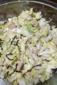 白菜サラダ、塩昆布とサバ缶で簡単に。