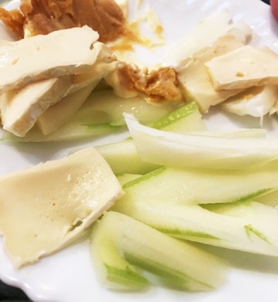 セロリとカマンベールチーズの味噌マヨ添えの写真