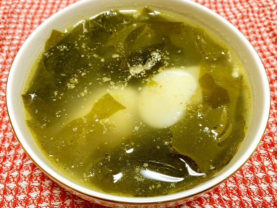 トック入り♪ごま油香る韓国のわかめスープ