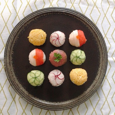 お祝いに♡ラップで簡単手まり寿司の写真