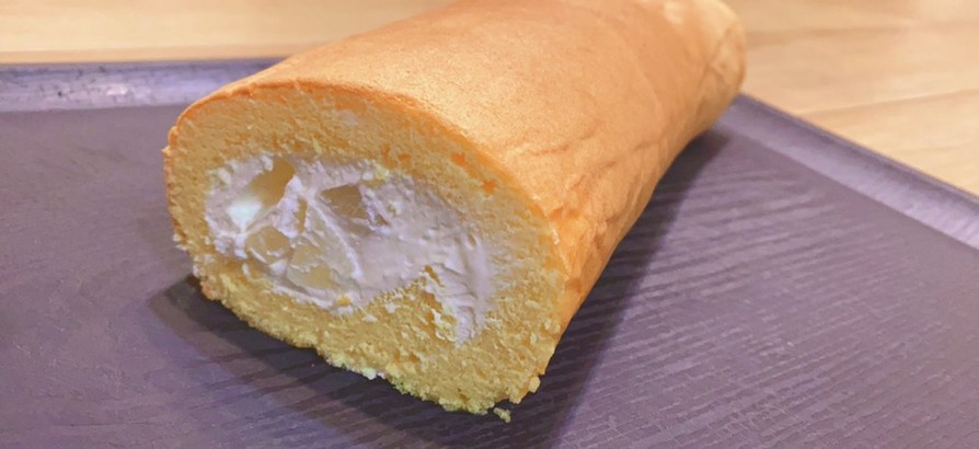 桃のチーズクリームロールケーキの画像