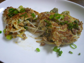 もやしと納豆のエスニックオムレツ