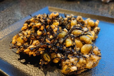 ヒジキと青豆と餅麦とキヌアの山芋かき揚げの写真