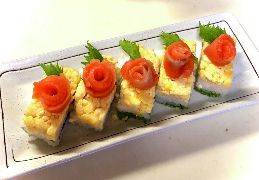 炒り卵とスモークサーモンの押し寿司の画像
