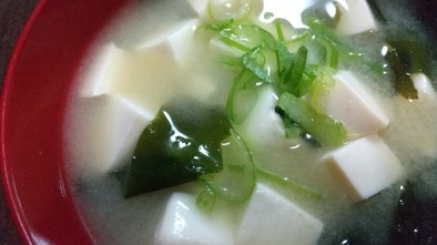 豆腐とわかめのお味噌汁の写真