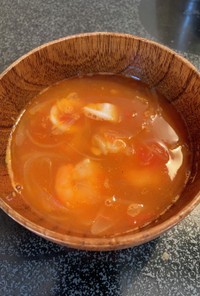 オニオンスープから魚介の香るトマトスープ