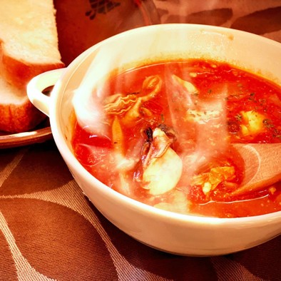 牡蠣とキノコのトマトスープの写真