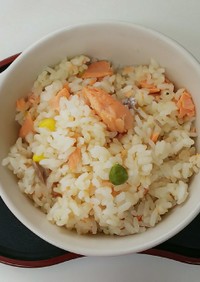 炊飯器で塩鮭炊き込みピラフ