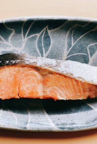 冷凍塩紅鮭の蒸し焼き。
