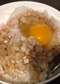 玉ねぎとかまぼこの卵かけご飯