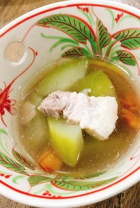 ベトナム料理３枚豚肉の冬瓜トマトスープ