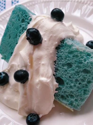 青いシフォンケーキの写真