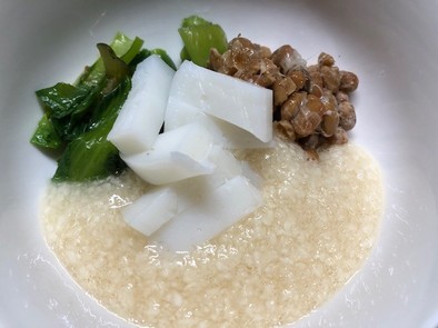 納豆とトロロ、小松菜の写真