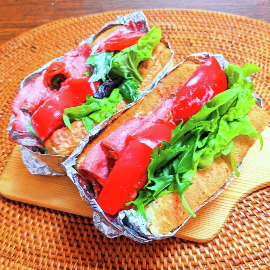 ローストビーフとトマトのサンドイッチの画像