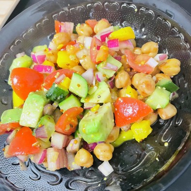 ひよこ豆とカラフル野菜のチョップドサラダの写真