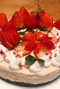 苺とホワイトチョコのムースケーキ