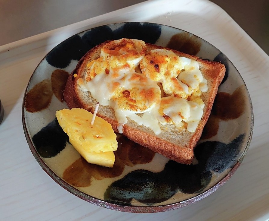 カレー風味の卵チーズトーストの画像