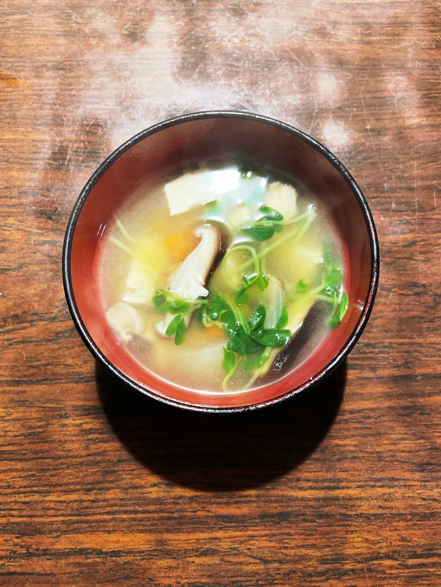 豆苗と木綿豆腐の合わせ味噌汁の画像