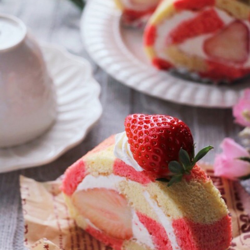 みんなが作ってる いちごロールケーキ ピンクのレシピ クックパッド 簡単おいしいみんなのレシピが359万品