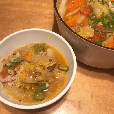 野菜と豚肉のピリ辛胡麻トマト鍋の写真