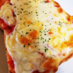 余ったトマトソースで簡単美味ピザトースト