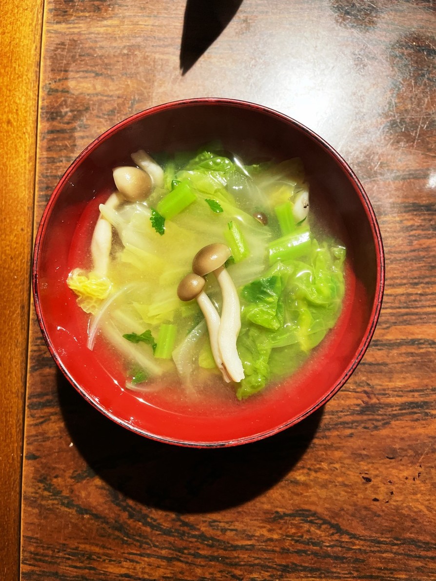 キノコと白菜味噌汁の画像
