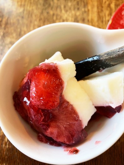 苺とミルクの2色ゼリーの写真