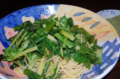 緑の野菜のパスタの写真