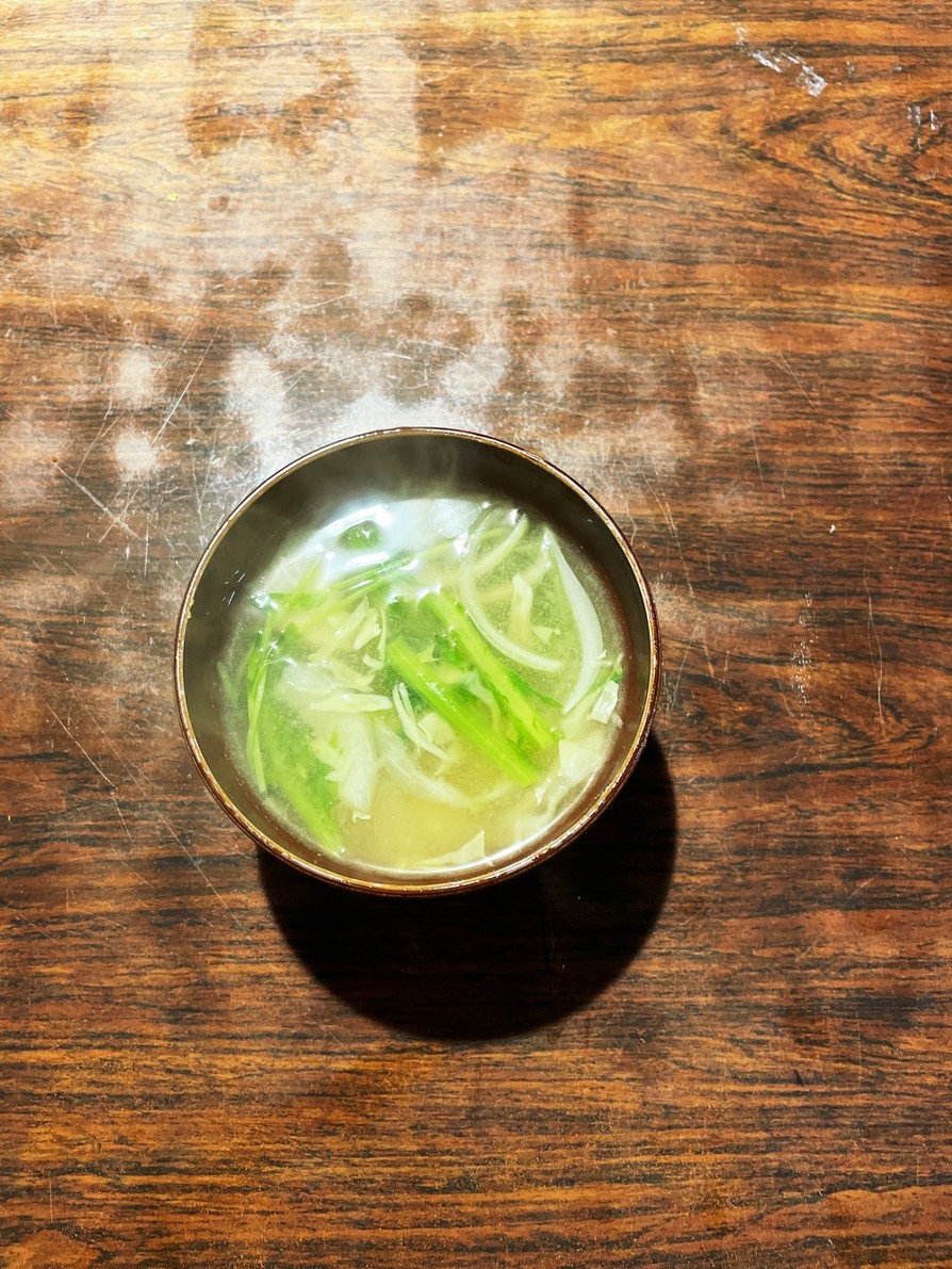 豆苗と根菜の味噌汁の画像
