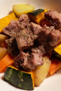 根野菜と角切り肉のオーブン焼き