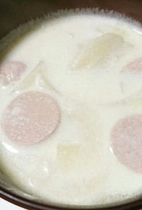 魚肉ソーセージと玉ねぎのミルクスープ