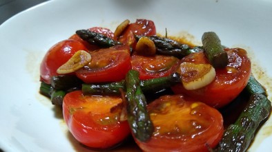 アスパラとトマトのガーリック醤油炒めの写真