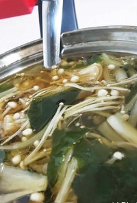 ゴマ油と鶏ガラスープの若芽スープです。