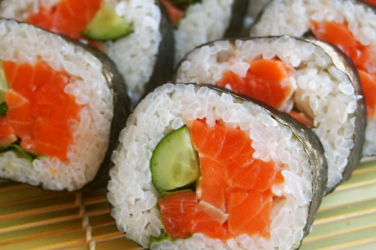 サーモンたっぷり 巻き寿司 恵方巻きにも レシピ 作り方 By 京たまご クックパッド 簡単おいしいみんなのレシピが366万品