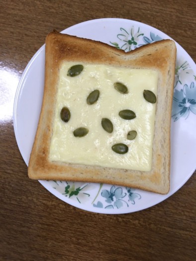 パンプキンシードチーズトーストの写真